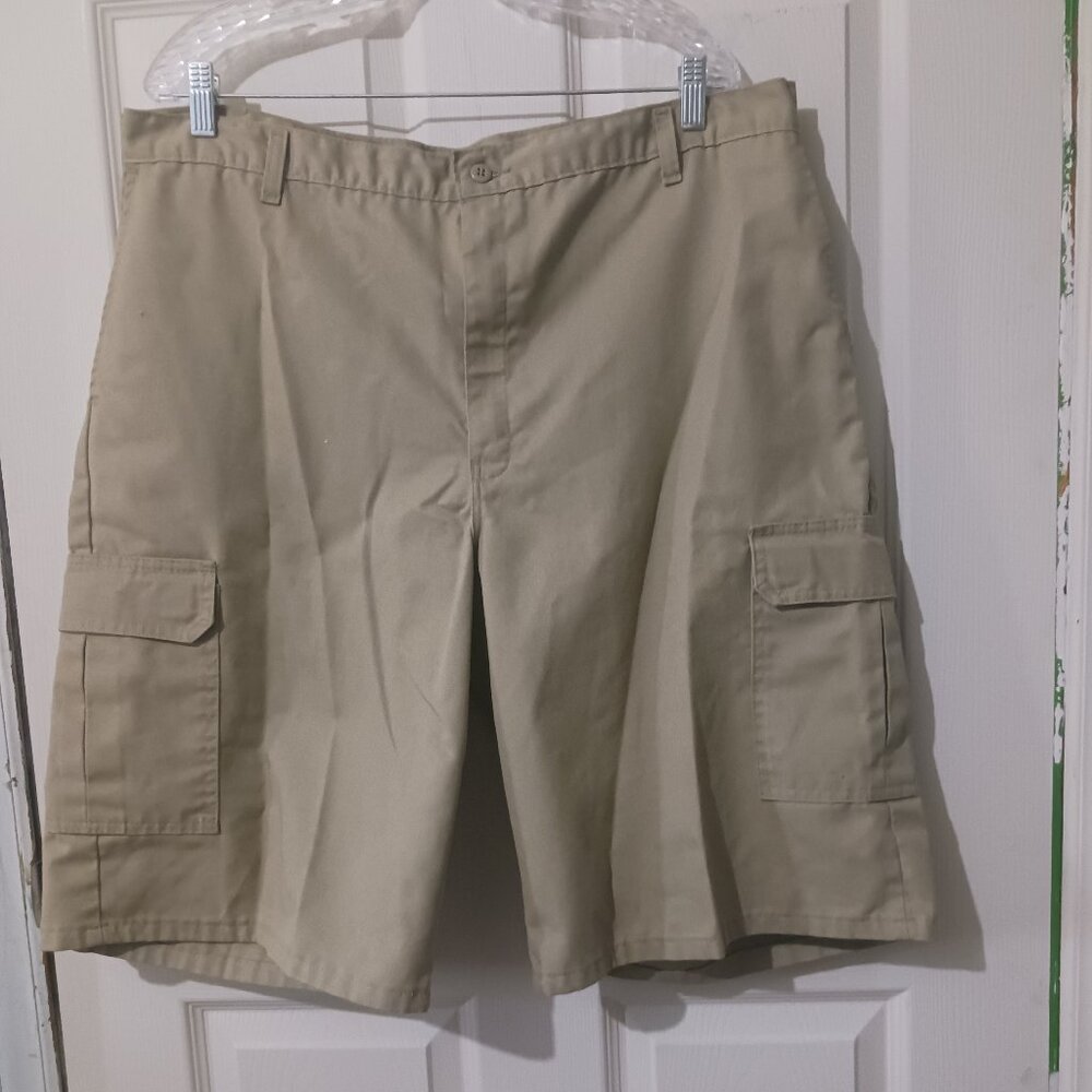 Nwot  size 40 Men's Dickies cargo pocket shorts.